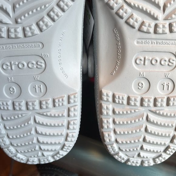 Crocs Classic Silver Glitter Clogs in Size M9/W11 BNWT - Picture 10 of 14